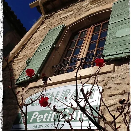 Le Petit Cafe