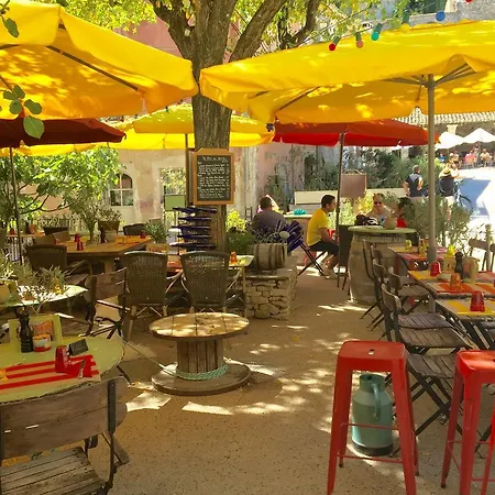 Le Petit Cafe