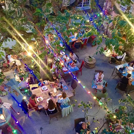 Le Petit Cafe